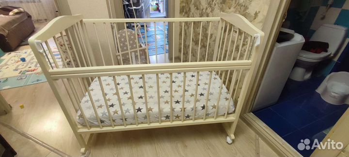 Детская кроватка с матрасом