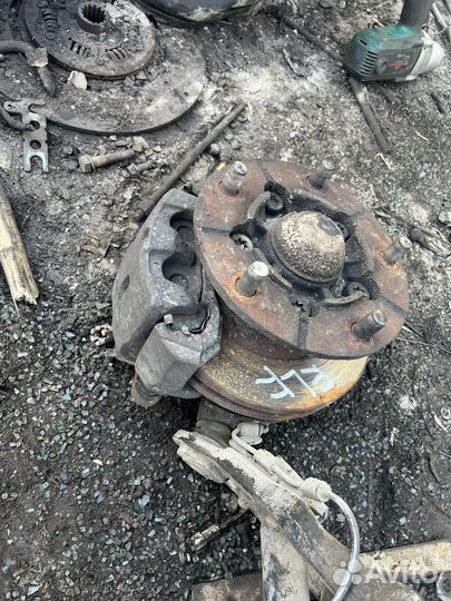 Isuzu elf поворотный кулак с ступицей в сборе