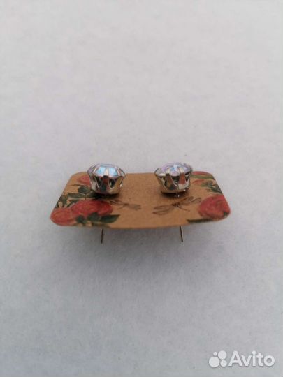 Сережки с блестящим камушком