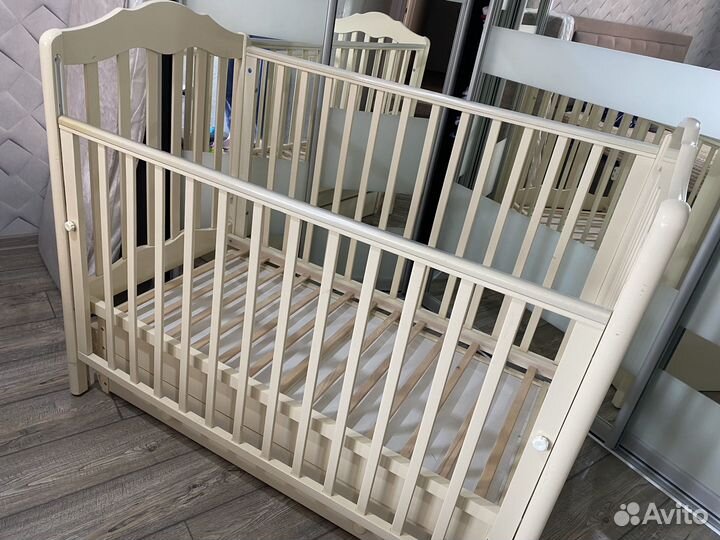 Детская кроватка с маятником и ящиком