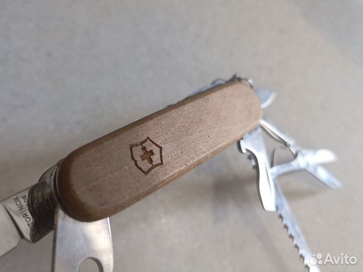 Нож Victorinox Huntsman wood 1.3711.63