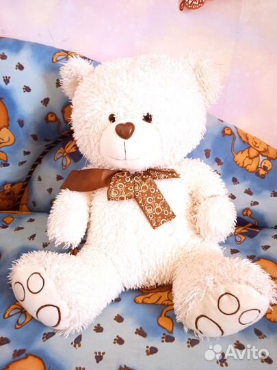 Большой плюшевый медведь