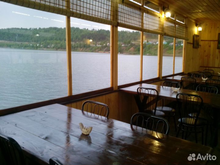 Баржа на плаву