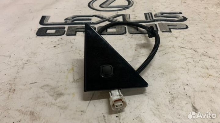 Кнопка крышки багажника лев. Toyota Land Cruiser P