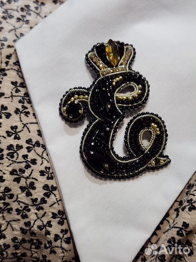 Именная брошь буква Е