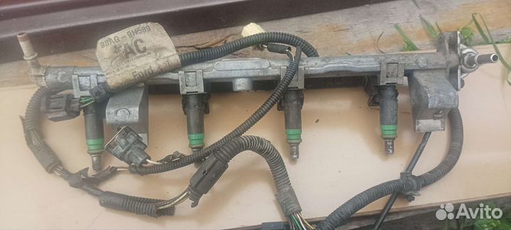 Топливная рампа с форсунками на форд фокус 1 1.6