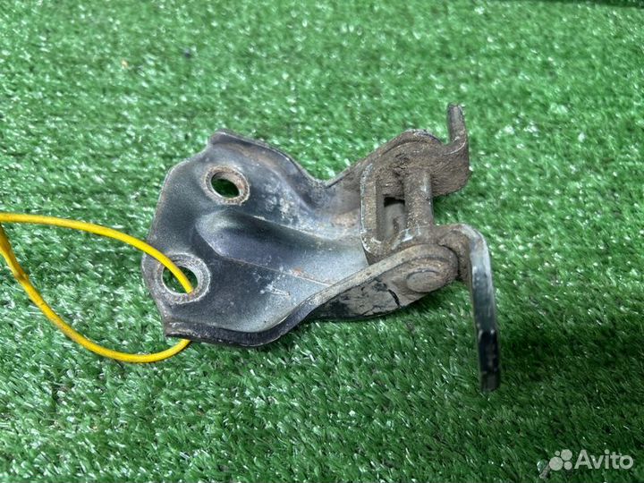 Петля двери передняя правая Hyundai Sonata 5