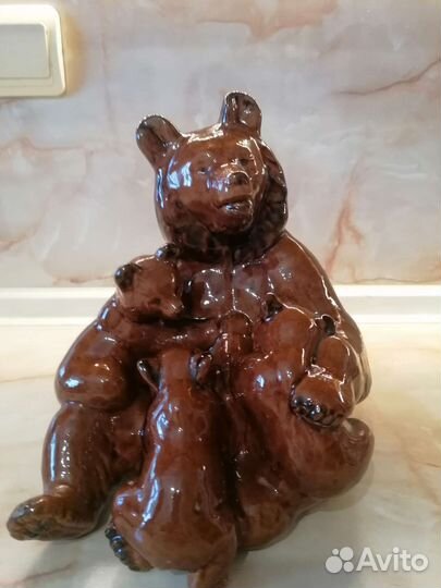 Медведица с медвежатами