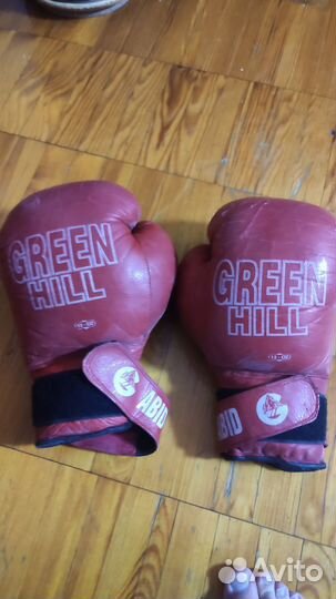 Шлем и боксерские перчатки