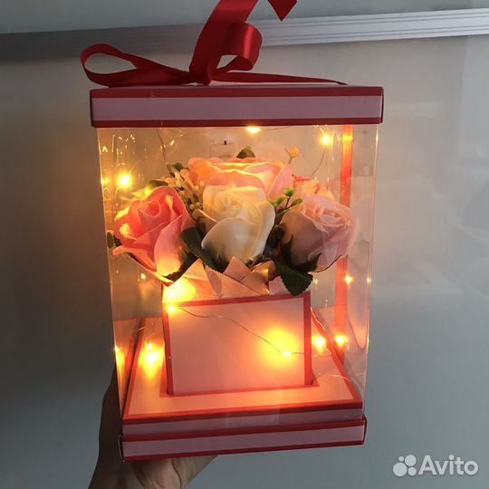 Цветы с гирляндой в аквариуме