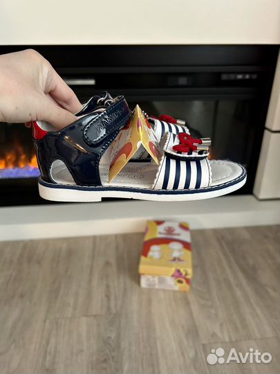 Продам новые сандали размер 27