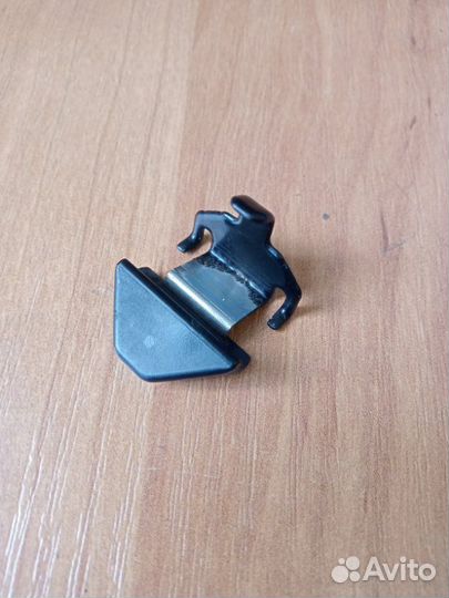 Фиксатор направления стекла (клипса, крепление)