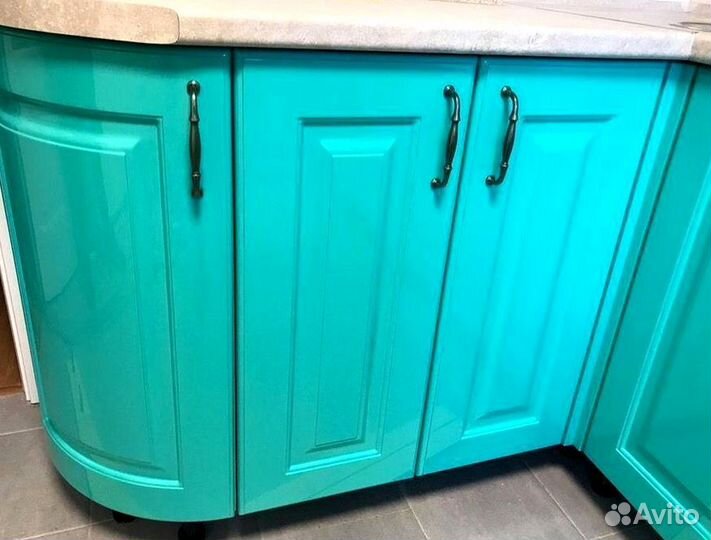 Кухонный гарнитур в современном стиле на заказ