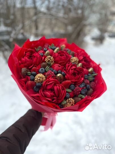 Клубника в шоколаде с зефирными цветами