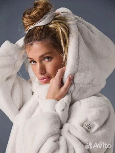 Куртка весенняя Alo Yoga Faux Fur Foxy Jacket