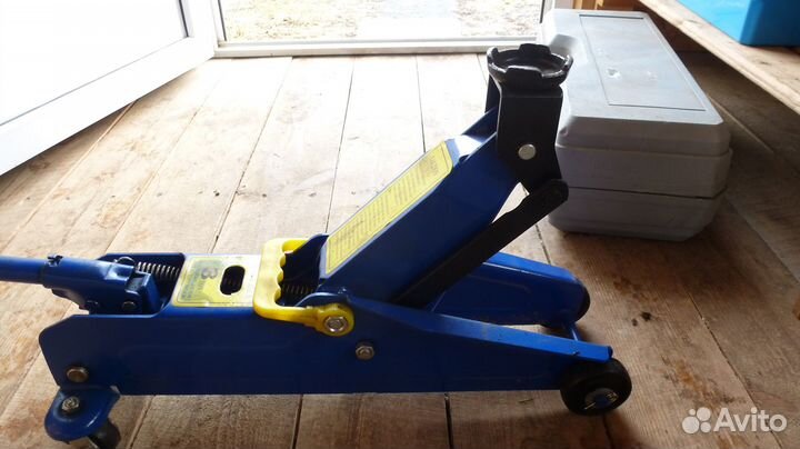 Домкрат подкатной гидравлический 3т