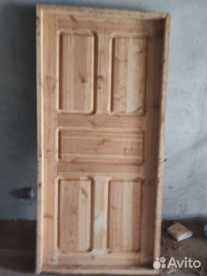 Дверь деревянная новая