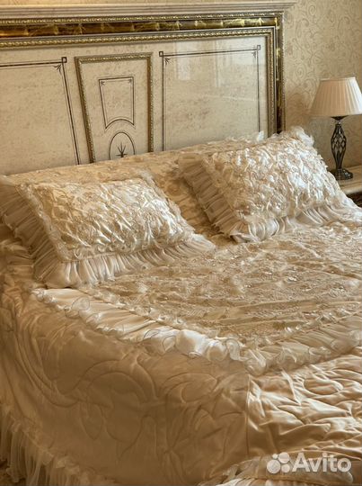 Покрывало на кровать в спальню с наволочками