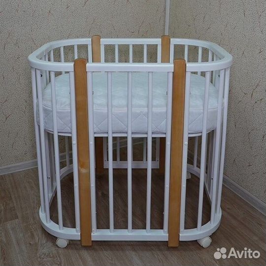 Детская кроватка с маятником