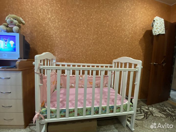 Детская кроватка с маятником белая