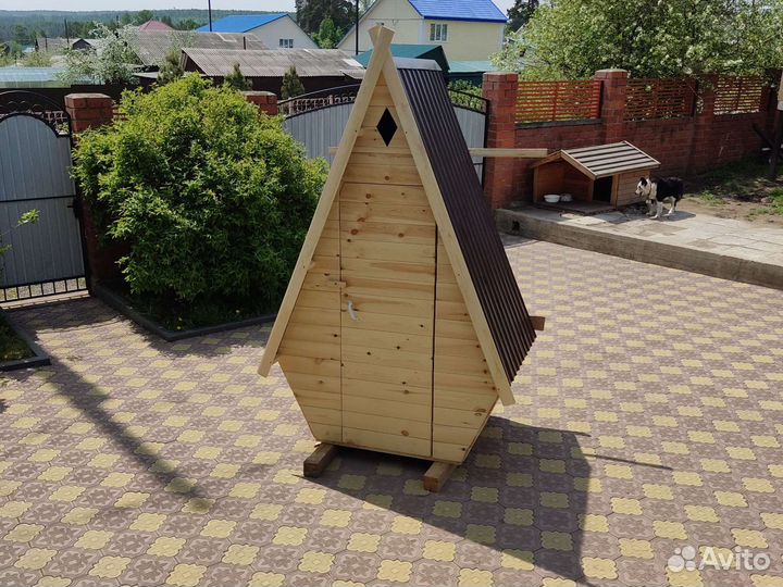 Деревянный дачный туалет