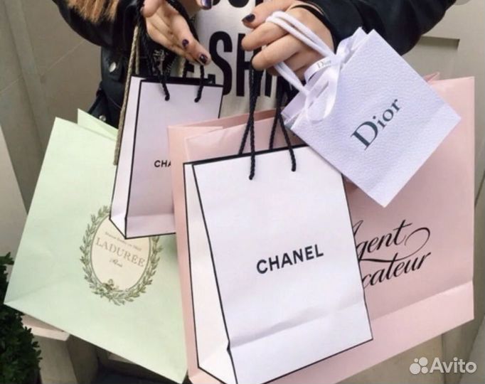 Много разных брендовых пакетов и упаковки