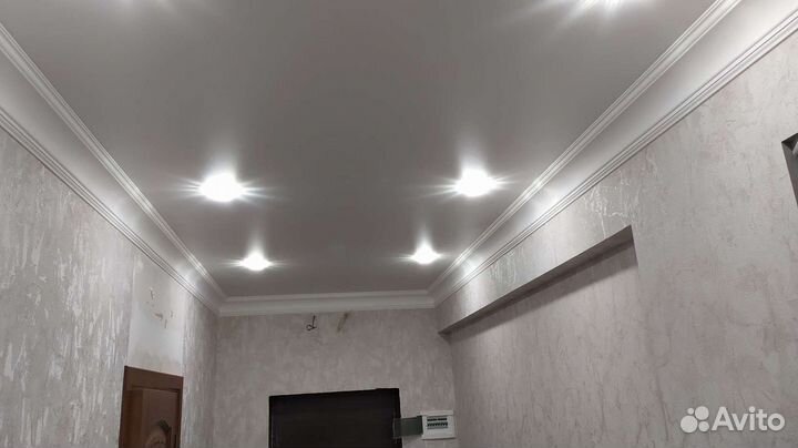 Установка потолочных карнизов плинтусов