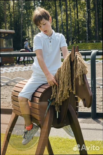 Скульптура деревянной лошадки. Декор для детей