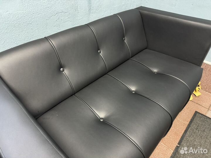 Кожаный диван для офиса