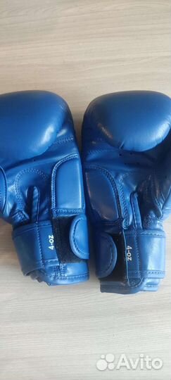 Шлем и боксерские перчатки