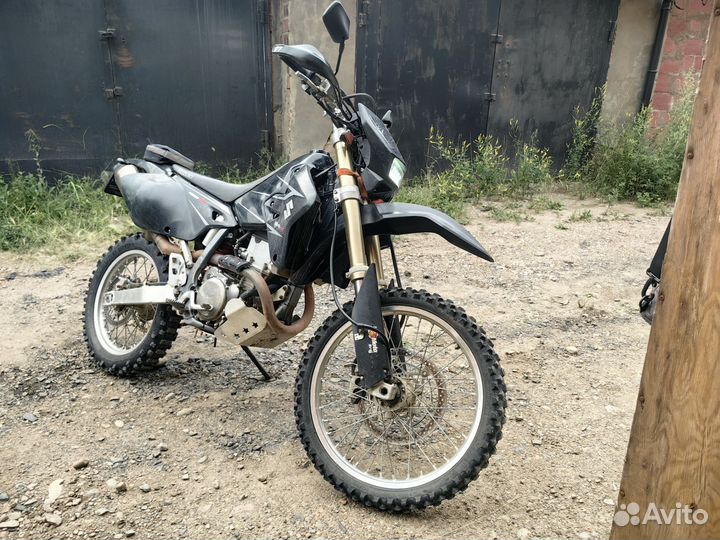 Suzuki DR-Z 400 SM (на эндуро колёсах)