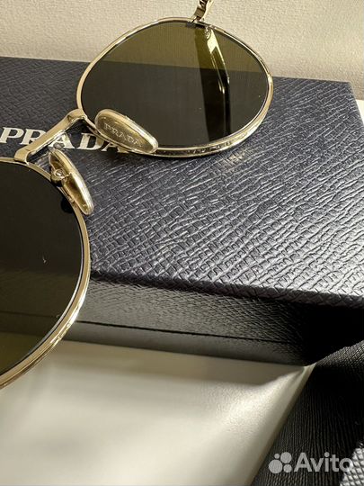 Солнцезащитные очки prada