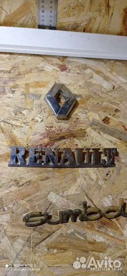 Шильдики багажника рэно symbol