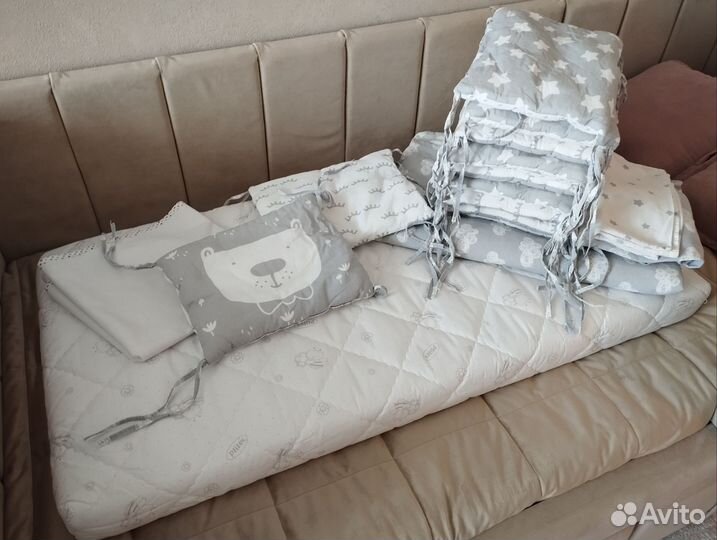 Матрас и бортики в детскую кроватку