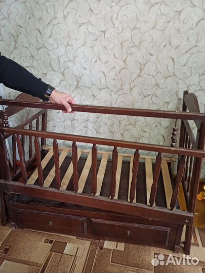 Детская кроватка с маятником