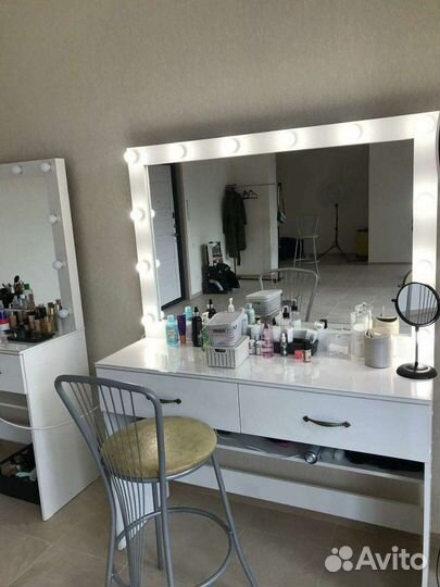 Туалетный столик с лампами