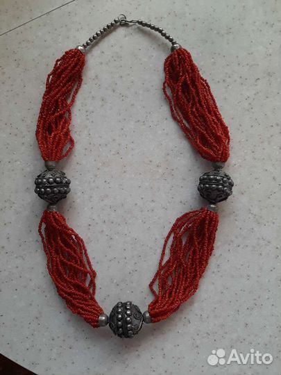 Коралловые бусы