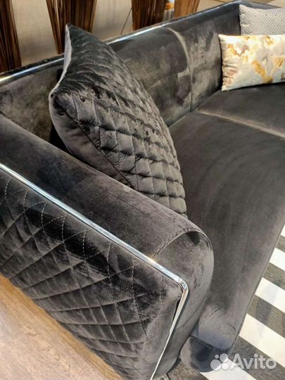 Диван прямой чёрный на ножках Италия дизайнерский