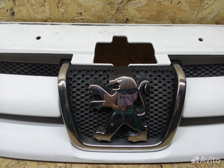 Решетка радиатора Peugeot Partner 2006