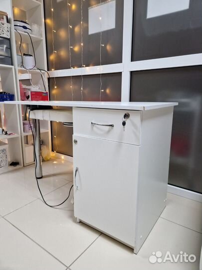 Маникюрный стол бу