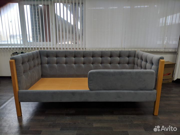 Детская кровать из массива с мягкими бориками