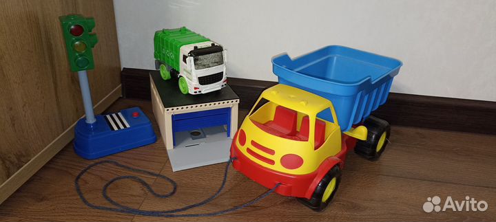 Игрушки для мальчика машинки гараж светофор
