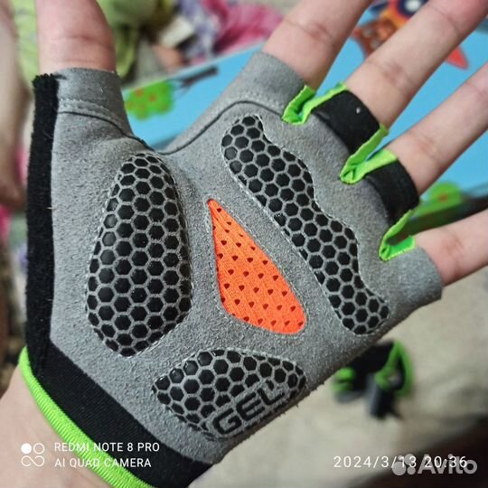 Спортивные перчатки