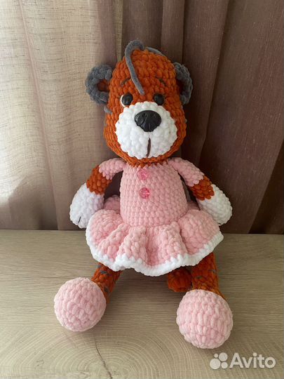 Мягкий вязаный тигренок