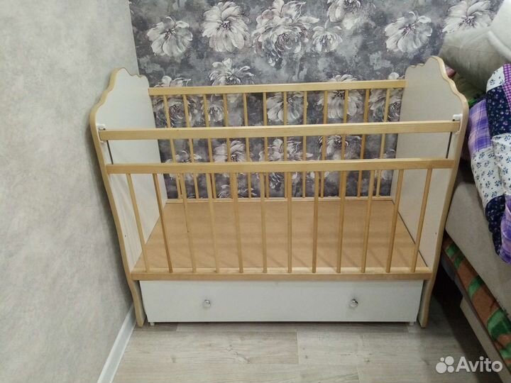 Детская кроватка с маятником и ящиком