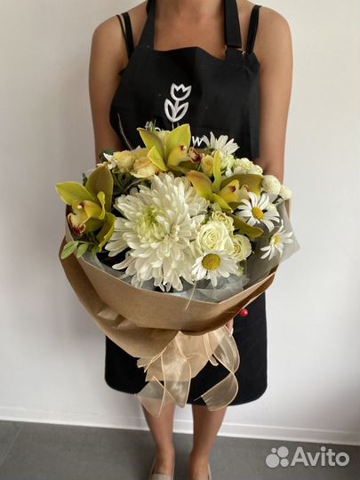 Букет цветов с орхидеей