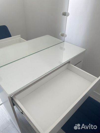 Стол для визажиста