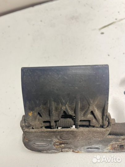 Крюк замка капота Volkswagen Passat B7 седан сaxa