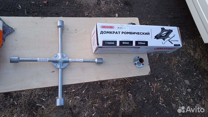 Домкрат механический винтовой