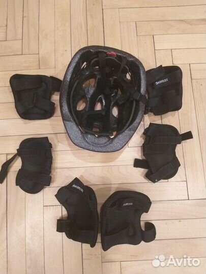 Шлем и комплект защиты (на колени, локти и ладони)